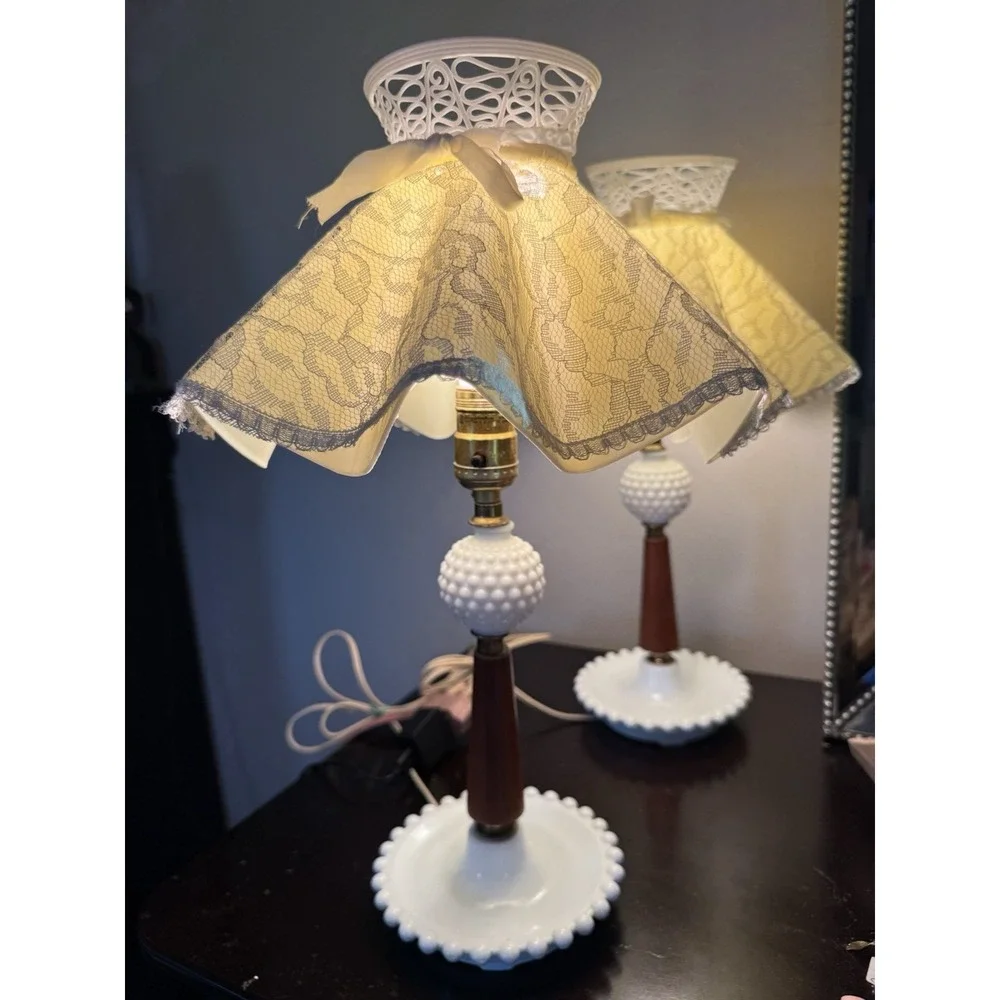 Vintage Table Lamp Pair Boudoir Hobnail White Lace Bedroom 1950s Cottagecore 17